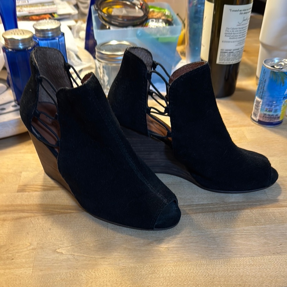 Lucky Brand Black Wedge Shoes Sleek Design